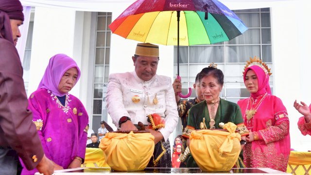 Penjabat Gubernur Sulsel Bahtiar Baharuddin bersama Pj Wali Kota Palopo Asrul Sani, mengikuti upacara Mappacekke Wanua, sebelum pelaksanaan peringatan Hari Ulang Tahun Palopo ke-22, di Halaman Kantor Wali Kota Palopo, Senin (29/4/2024).