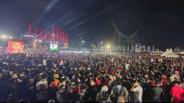 Wali Kota Makassar Moh Ramdhan Pomanto banjir ucapan terima kasih dari berbagai kalangan masyarakat usai sukses menggelar acara nonton bareng (nobar) Piala Asia U-23 2024, di Tugu MNEK Kawasan CPI, Senin (28/4/2024) malam.