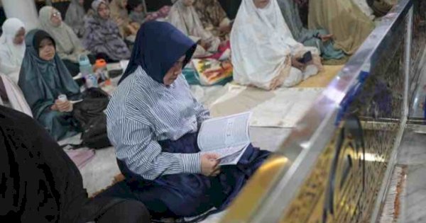 Bareng Warga Makassar, Ketua TP PKK Beri’tikaf di Masjid Kubah 99