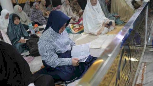 Bareng Warga Makassar, Ketua TP PKK Beri’tikaf di Masjid Kubah 99