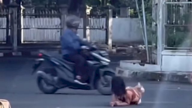 Tangkapan layar wanita berguling-guling di kawasan Terminal Giwangan Yogyakarta hingga viral di media sosial. 