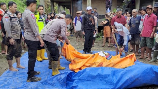 Sejumlah korban tanah longsor di Kabupaten Tanah Toraja saat dilakukan dievakuasi. (foto: Ist) 
