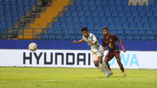 Yakob Sayuri saat berduel dengan pemain PSIS Semarang dalam duel pekan 31 Liga 1 2023-2024 di Stadion Batakan, Kalimantan Timur, Selasa (16/4/2024) (Foto: Official PSM) 