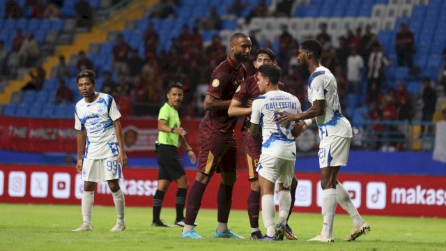 Yuran Fernandes ditempel ketat pemain PSIS Semarang dsaat duel pekan 31 Liga 1 2023-2024 di Stadion Batakan, Kalimantan Timur, Selasa (16/4/2024). (foto: Official PSM) 