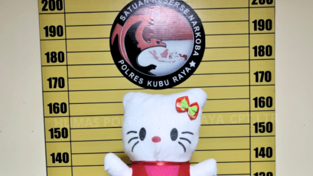 Kurir sabu menyembunyikan barang di dalam bonek Hello Kitty. (Humas Polri) 