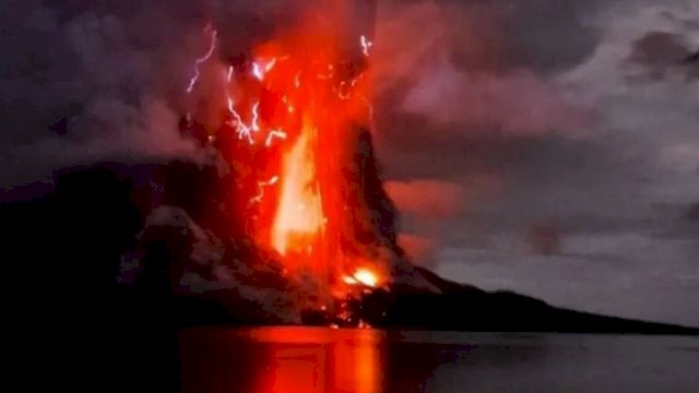 Penampakan letusan Gunung Ruang. (Ist) 