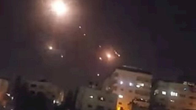 Tangkapan layar Drone dan Rudal Iran yang berhasil menenbus wilayah Israel. 