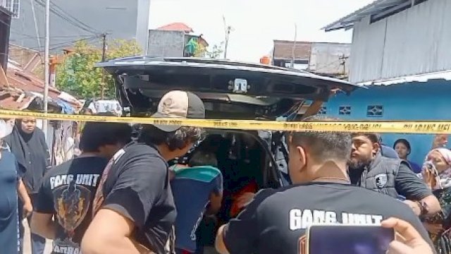 Potret pelaku pembunuhbn istri yang dikunut di belakang rumah saat ditangkap Polisi. (Ist) 