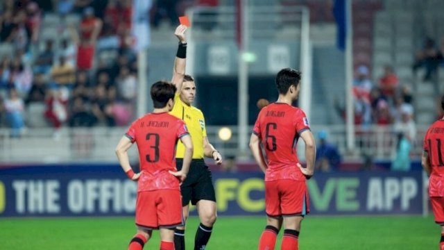 Penyerang Korea Selatan, Lee Yong Jun, mendapat kartu merah pada menit ke-70 saat melawan Indonesia pada babak 8 besar Piala Asia U-23 (26/4/2024). (Dok AFC) 