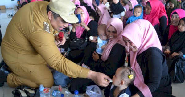 500 Warga Maros Ikuti Program Makan Telur di Lapangan Pallantikang