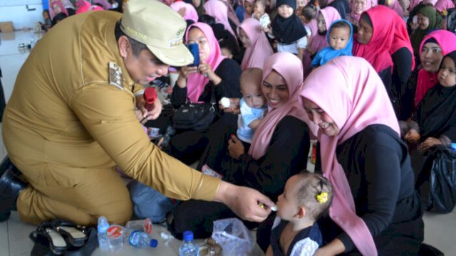 500 Warga Maros Ikuti Program Makan Telur di Lapangan Pallantikang