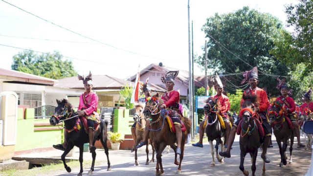 Pj Bupati Takalar Setiawan Aswad di dampingi Pj Ketua TP PKK Kab. Takalar Sri Astuti Thamrin melepas Pawai Taaruf MTQ Ke-XXXIII Tingkat Provinsi Sulawesi Selatan di Lapangan H Makkattang Daeng Sibali, pada Selasa (2/5/2024).