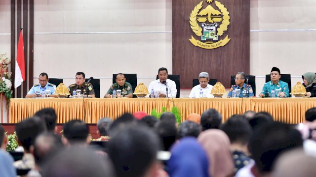 Penjabat Gubernur Sulsel, Bahtiar Baharuddin, memimpin Rapat Koordinasi (Rakor) Pemantapan Pemilihan Kepala Daerah (Pilkada) Serentak 2024 bersama Forum Komunikasi Pimpinan Daerah (Forkopimda) Provinsi Sulsel, di Ruang Pola Kantor Gubernur Sulsel, Kamis (2/5/2024).