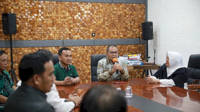 Wali Kota Makassar Moh Ramdhan Pomanto bersama Ketua TP PKK Makassar Indira Yusuf Ismail menyambangi Kantor PPP Sulsel di Jalan Sungai Saddang Lama, Jumat (3/5/2024) malam.