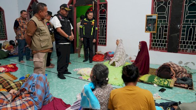 Pj Gubernur Sulsel Kunjungi Titik Banjir Terparah di Luwu