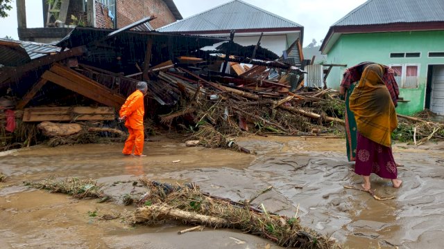 Banjir dan Tanah Longsor di Luwu, 11 Orang Meninggal dan 1 Masih Dicari 