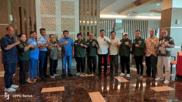 Pengurus Pertina Sulsel foto bareng pengurus PMTI yang dipimmpin ketua umumnya, Mayjen TNI (Purn) Yulius Selvanus Lumbaa. (Istimewa) 