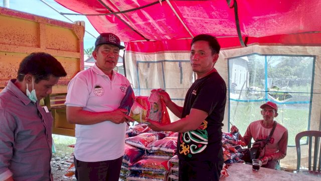 Organisasi paguyuban Kerukunan Keluarga Luwu Raya (KKLR) Provinsi Sulawesi Selatan kembali menyalurkan bantuan berupa beras sebanyak 1 ton kepada warga terdampak banjir.