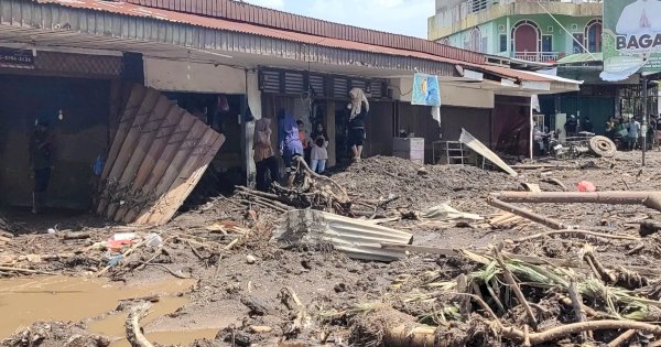 10 Tangki Air Bersih Disalurkan PMI ke Lokasi Banjir Lahar Dingin dan Longsor di Sumbar