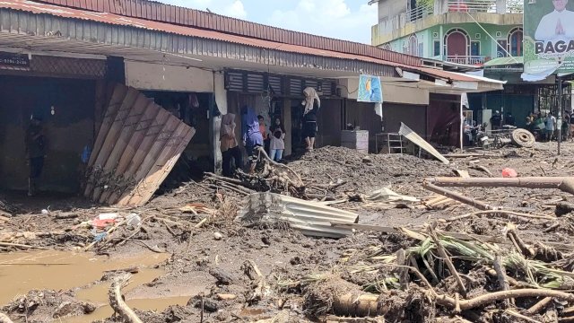10 Tangki Air Bersih Disalurkan PMI ke Lokasi Banjir Lahar Dingin dan Longsor di Sumbar