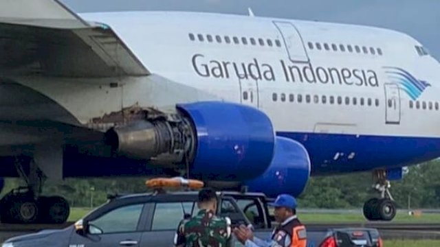 Pesawat yang bawa jamaah haji embarkasi Makassar mengalami kebakaran di Bandara Sultan Hasanuddin. (Foto: Istimewa) 