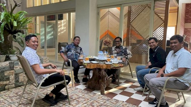 Ketua DPW NasDem Sulsel, Rusdi Masse melakukan pertemuan terbatas dengan Ketua Dewan Pertimbangan DPD Gerindra Sulsel, La Tinro Latunrung, di Makassar, belum lama ini. (Istimewa) 