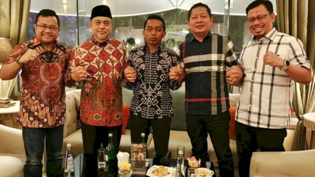 Darmawangsyah Muin (Sekretaris DPD Gerindra Sulsel), Tamsil Linrung (Anggota DPD RI), Syaharuddin Alrif (Sekretaris DPW NasDem Sulsel), Rusdi Masse (Ketua DPW NasDem Sulsel), dan Muzayyin Arif (Bendahara DPW PKS Sulsel) berfoto bersama dalam sebuah pertemuan di Jakarta, pada Rabu (15/5/2024) malam. (Istimewa) 