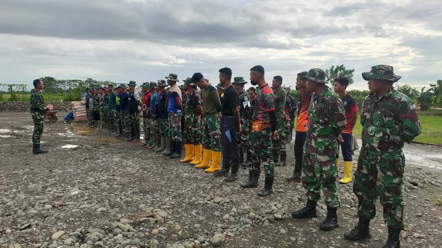 Komponen Cadangan (Komcad) TNI Kodim1403/Palopo Ikut serta dalam kegiatan TNI Manunggal Membangun Desa (TMMD) di Desa Pammesakang, Kecamatan Bua, Kabupaten Luwu, Sulawesi Selatan.