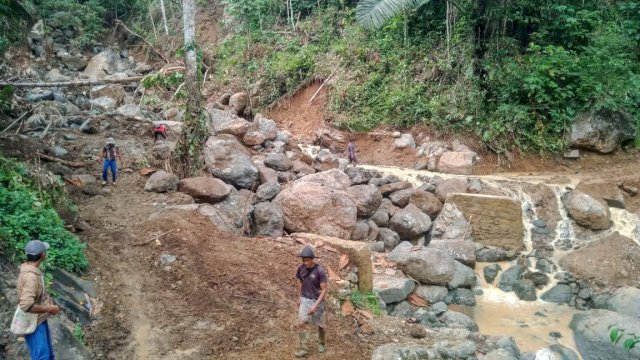 Bantuan Alat Berat PT Vale Bantu Buka Akses Masyarakat Pasca Bencana di Luwu