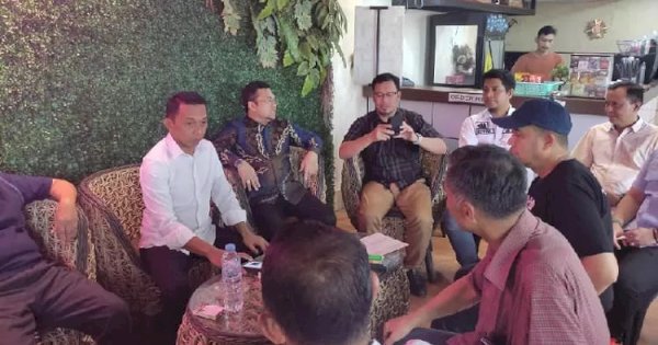 NasDem Jajaki Koalisi di Pillkada Gowa, Kongkow dengan Elite Parpol di Depan Kantor PPP