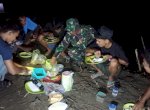 Satgas TMMD Kodim 1403/Palopo Berbaur dengan Warga, Makan Bersama Beralaskan Tanah