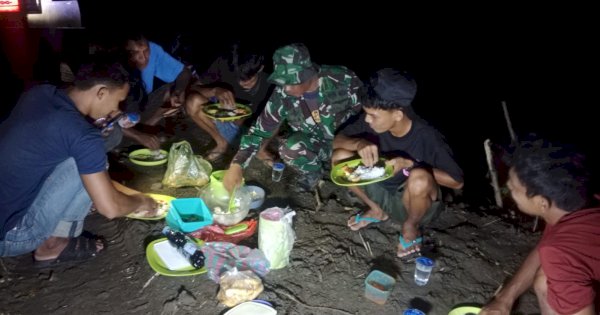 Satgas TMMD Kodim 1403/Palopo Berbaur dengan Warga, Makan Bersama Beralaskan Tanah