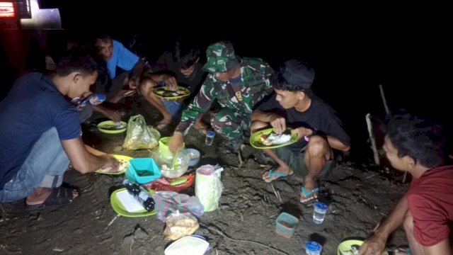 Satgas TMMD Kodim 1403/Palopo Berbaur dengan Warga, Makan Bersama Beralaskan Tanah