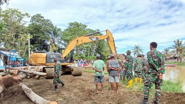 Cegah Bencana, Satgas TMMD Kodim 1403/Palopo Lakukan Peningkatan Tanggul Sungai Kandoa