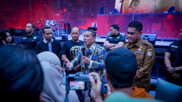 Pengacara ternama, Hotman Paris kembali mengadakan layanan bantuan hukum gratis di Makassar, Sulawesi Selatan, melalui program Hotman 911.