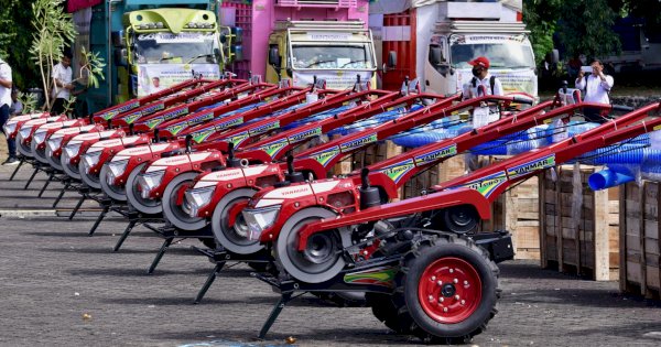 Mentan Amran Serahkan Bantuan Pertanian Senilai Rp 410 Miliar di Sulsel