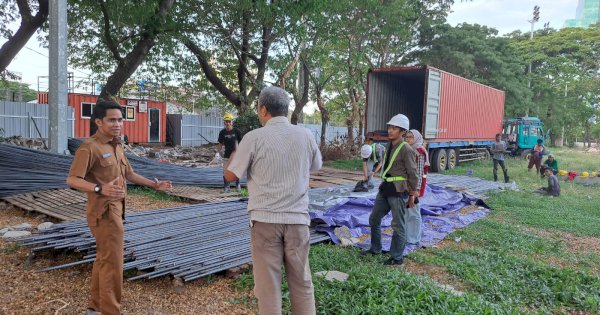 Pastikan Proyek Berjalan Baik, Plt Kadispora Makassar Intens Pantau Revitalisasi Karebosi 