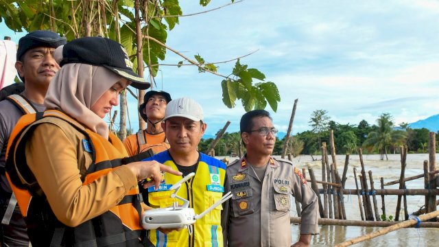 Bupati Indah Tinjau Banjir di Desa Pombakka Akibat Tanggul Sungai Jebol 