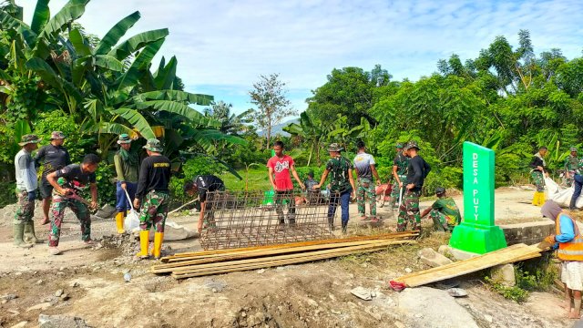 Hari ke-21 Satgas TNI Manunggal Membangun Desa (TMMD) kodim 1403/Palopo Ke- 120 dengan tema "Darma Bakti Mewujudkan Percepatan Pembangunan Wilayah" di Desa Pammesangkang, Kecamatan Bua, Kabupaten Luwu, Sulsel, Selasa (29/5/2024).