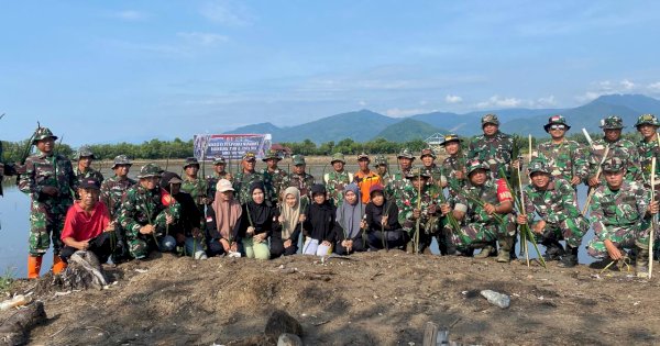 Cegah Abrasi, Satgas TMMD Kodim 1403/Palopo Tanam Mangrove di Pantai Sipa