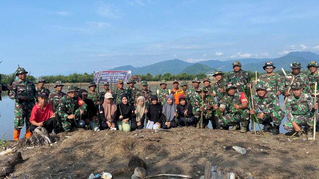 Cegah Abrasi, Satgas TMMD Kodim 1403/Palopo Tanam Mangrove di Pantai Sipa