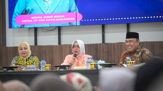 Ketua TP PKK Kota Makassar Indira Yusuf Ismail memimpin Rapat Koordinasi Lomba Kelurahan Terpadu di Aula Kantor Kecamatan Manggala, Kamis (30/05/2024).