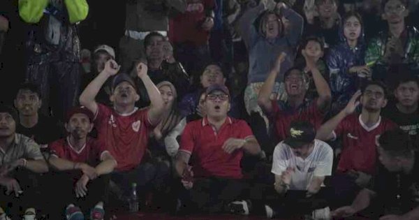 Di Bawah Guyuran Hujan, Danny Pomanto dan Masyarakat Nobar Indonesia vs Irak