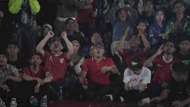 Di Bawah Guyuran Hujan, Danny Pomanto dan Masyarakat Nobar Indonesia vs Irak