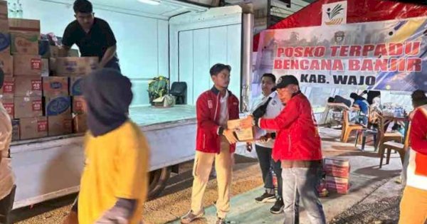 Satu Truk Bantuan Kemanusiaan Pemkot Makassar-IKA Unhas Tiba di Posko Banjir Sidrap