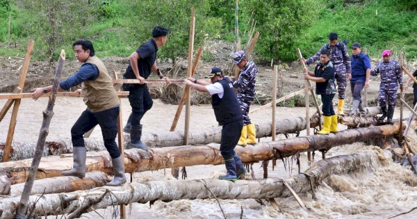 Pj Gubernur Bahtiar Temui Warga Korban Bencana di Latimojong dan Bajo Barat 