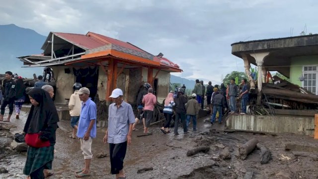 Kondisi permukiman warga dan sarana publik pascabanjir bandang yang menerjang Kabupaten Agam, Sabtu (11/5) malam. Hingga kini, tim gabungan masih melakukan upaya penanganan darurat. (BPBD Kabupaten Agam)