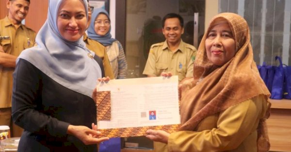 Bupati Indah Serahkan SK 18 ASN Pemda Luwu Utara Yang Masuki Masa Purnabakti