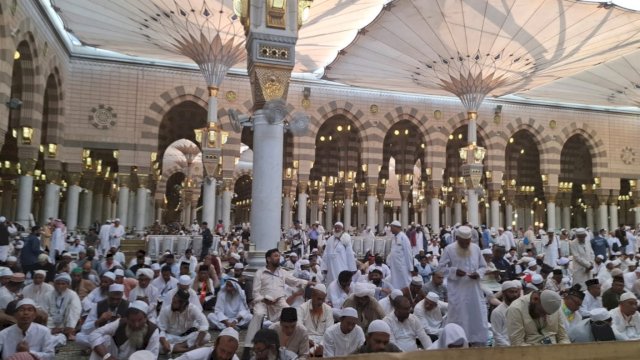 Calon jenaah Haji saat berada di Masjid Nabawi. (foto: Kemenag RI) 