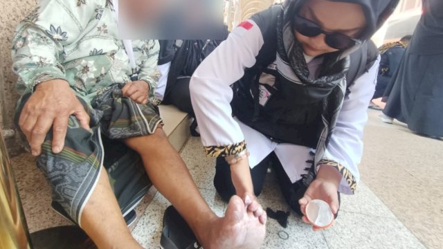Salah seorang jenaah Haji asal Indonesia kakinya melepuh akinat tidak menggunakan alas kaki ditengah cuaca panas di Madinah dan mendapat pertolongan dari Tim MCN. (foto: Kemenag RI) 
